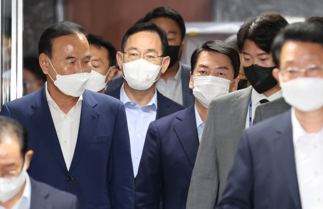국민의힘 주호영 비상대책위원장과 안철수 의원이 27일 오후 서울 여의도 국회에서 열린 의원총회에 참석하고 있다. 연합뉴스