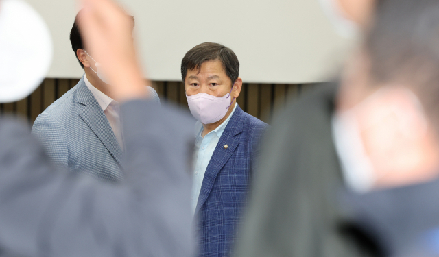 국민의힘 이철규 의원이 27일 오후 서울 여의도 국회에서 열린 의원총회에서 의원들과 대화하고 있다. 연합뉴스