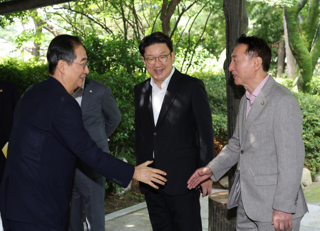 한덕수 국무총리(왼쪽)가 28일 서울 종로구 삼청동 총리공관에서 열린 고위 당정 협의회에 앞서 김석기 사무총장(오른쪽)과 인사하고 있다. 연합뉴스