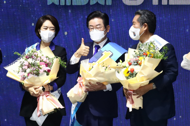 더불어민주당 이재명 신임 당 대표가 28일 서울 송파구 올림픽 체조경기장에서 열린 제5차 정기전국대의원대회에서 당 대표로 선출된 뒤 엄지를 들어보이고 있다. 연합뉴스