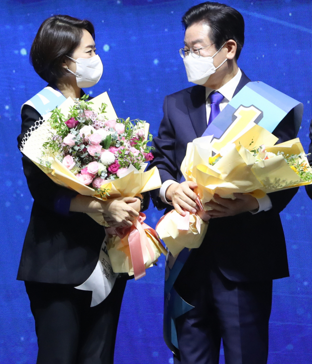 더불어민주당 이재명 신임 당 대표가 28일 서울 송파구 올림픽 체조경기장에서 열린 제5차 정기전국대의원대회에서 당대표로 선출 된 뒤 고민정 최고위원과 대화하고 있다. 연합뉴스