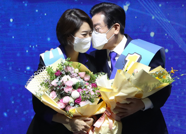 더불어민주당 이재명 신임 당 대표가 28일 서울 송파구 올림픽 체조경기장에서 열린 제5차 정기전국대의원대회에서 당대표로 선출 된 뒤 고민정 최고위원과 대화하고 있다. 연합뉴스