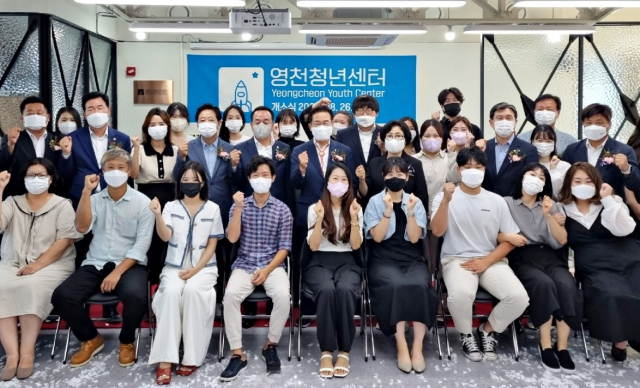 최기문 영천시장을 비롯한 청년정책참여단과 지역 청년 등이 영천청년센터 개소를 축하하고 있다. 영천시 제공