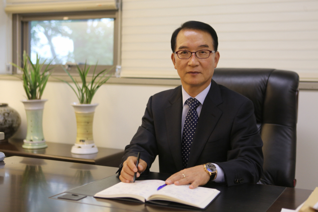 나주영 제일테크노스 회장은 직원들보다 먼저 사무실에 나와 하루 일과를 꼼꼼히 챙긴다.