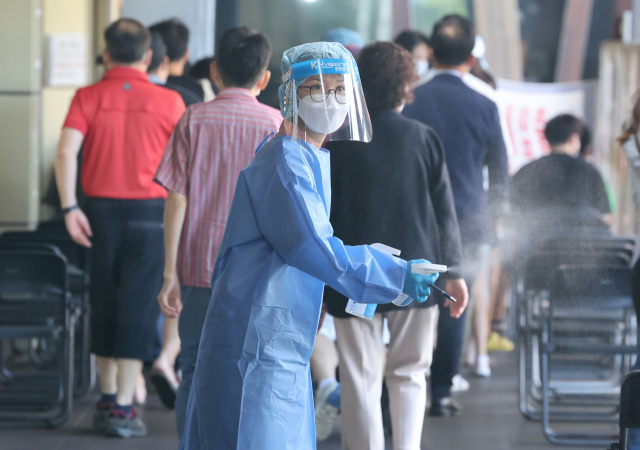 신종 코로나바이러스 감염증 신규 확진자 수가 8만5295명을 기록한 28일 오전 서울 송파구보건소 코로나19 선별진료소에서 의료진이 업무를 보고 있다. 연합뉴스
