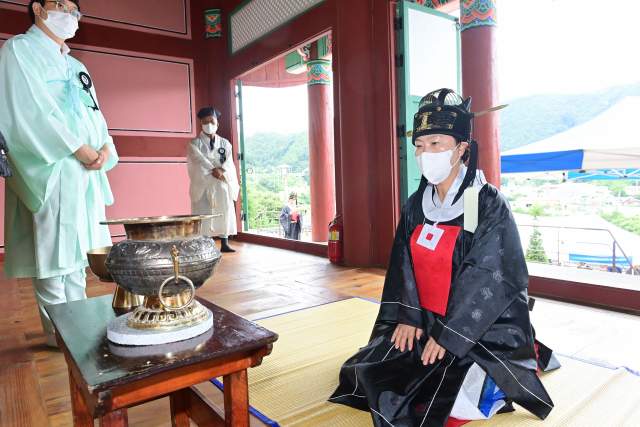 김상희 봉화군의회 의장이 지역 최초로 여성 아헌관으로 참례, 봉행하고 있다. 봉화군의회 제공