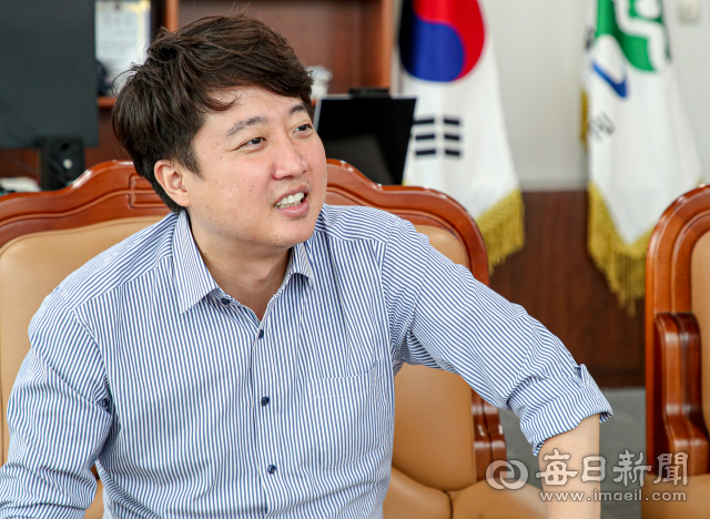 29일 오전 대구 달성군청을 방문한 국민의힘 이준석 전 대표가 기자들의 질문에 답하고 있다. 안성완 기자 asw0727@imaeil.com