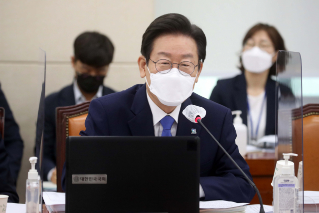 국회 국방위원인 더불어민주당 이재명 대표가 29일 서울 여의도 국회에서 열린 국방위원회 전체회의에서 발언하고 있다. 연합뉴스