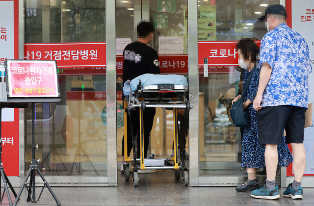코로나19 재유행 감소세가 나타나면서 29일 신규 확진자 수가 5만명 밑으로 떨어졌지만, 위중증 환자 수는 연일 재유행 이후 최다 기록을 경신하고 있다. 사진은 이날 오후 서울 광진구 코로나19 거점전담병원인 혜민병원 모습. 연합뉴스