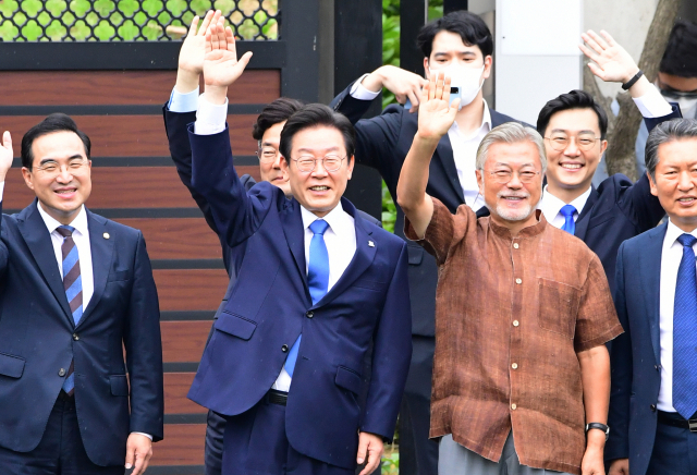 문재인 전 대통령이 29일 오후 경남 양산시 하북면 평산마을 사저 대문 주변에서 이재명 더불어민주당 신임 대표 등 당 지도부와 함께 지지자에게 인사하고 있다. 연합뉴스