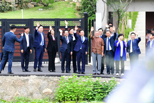 문재인 전 대통령이 29일 오후 경남 양산시 하북면 평산마을 사저 대문 주변에서 이재명 더불어민주당 신임 대표 등 당 지도부와 함께 지지자에게 인사하고 있다. 연합뉴스