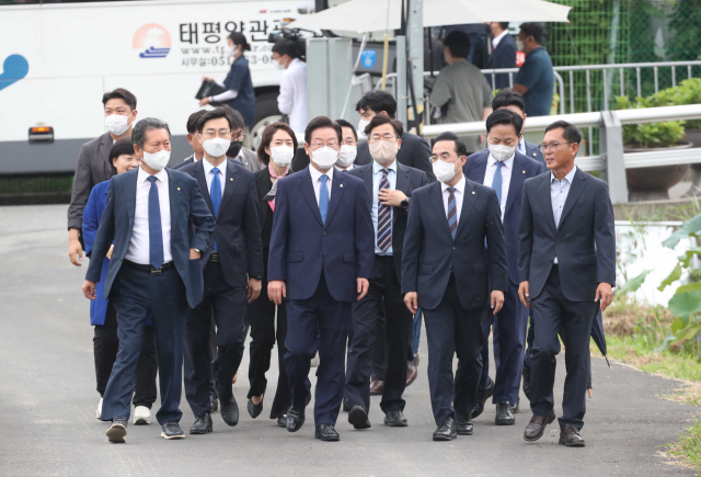 이재명 더불어민주당 신임 대표, 당 지도부 등이 29일 오후 경남 양산시 문 전 대통령 사저가 있는 평산마을에 도착하여 이동하고 있다. 연합뉴스