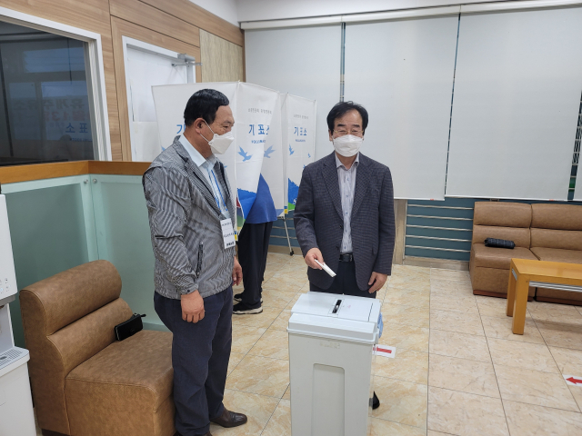 농협 경북지역본부는 지난 27일 영해농협과 북영덕농협 합병에 대한 조합원 투표에서 양 농협 모두 가결 결과가 나왔다고 밝혔다. 농협 경북지역본부 제공