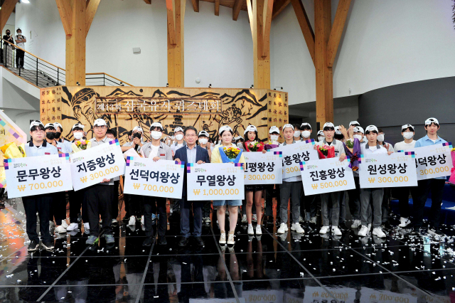 김진열 경북 군위군수와 삼국유시퀴즈대회 수상자들이 기념 사진을 촬영하고 있다. 군위군 제공
