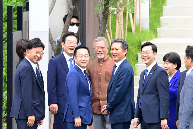 문재인 전 대통령이 29일 오후 경남 양산시 하북면 평산마을 사저를 찾은 이재명 더불어민주당 신임 대표 등 당 지도부들과 함께 지지자들을 향해 미소를 짓고 있다. 연합뉴스