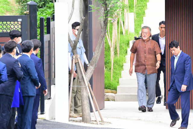 문재인 전 대통령이 29일 오후 경남 양산시 하북면 평산마을 사저를 찾은 이재명 더불어민주당 신임 대표 등 당 지도부들을 맞이하기 위해 이동하고 있다. 연합뉴스