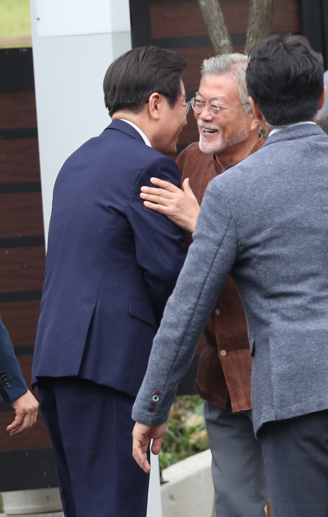 문재인 전 대통령이 29일 오후 경남 양산시 하북면 평산마을 사저로 예방한 더불어민주당 이재명 신임 대표를 문밖으로 나와 맞이하고 있다. 연합뉴스