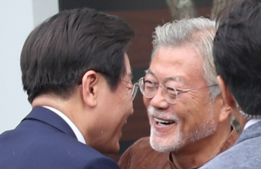 문재인 전 대통령(오른쪽)이 지난 8월 29일 경남 양산시 하북면 평산마을 사저로 예방한 이재명 더불어민주당 대표를 문밖으로 나와 맞이하고 있다. 연합뉴스