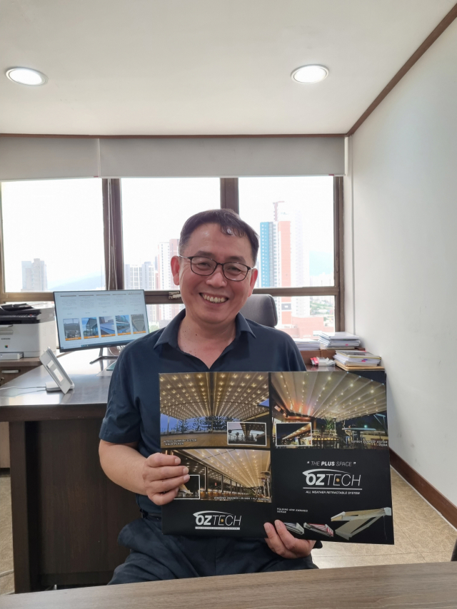 문찬 오즈텍 대표가 자사 차양제품을 소개하고 있다. 채원영 기자