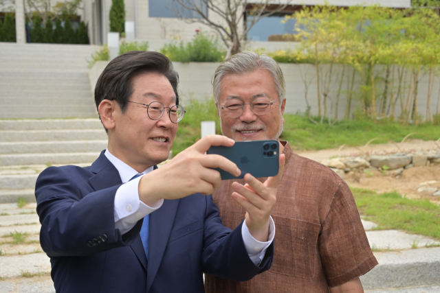 문재인 전 대통령이 29일 경남 양산시 평산마을 사저에서 더불어민주당 이재명 신임 대표의 예방을 받고 셀카 촬영을 하고 있다. 연합뉴스