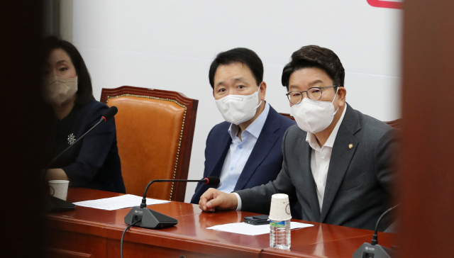 국민의힘 권성동 원내대표가 지난 29일 서울 여의도 국회에서 열린 비상대책위원회 회의에 참석, 회의 비공개 전환 후 참석자들과 이야기를 나누고 있다. 연합뉴스