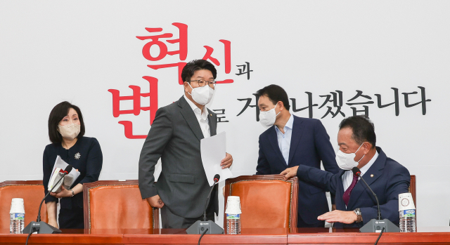 국민의힘 권성동 원내대표가 29일 서울 여의도 국회에서 열린 비상대책위원회의에 참석하고 있다. 연합뉴스
