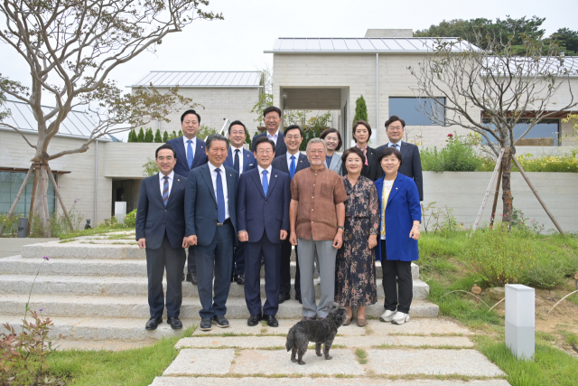 문재인 전 대통령이 29일 경남 양산시 평산마을 사저에서 이재명 대표 등 더불어민주당 신임 지도부의 예방을 받고 기념촬영을 하고 있다. 연합뉴스