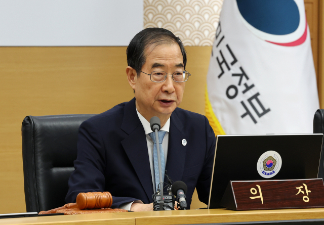 한덕수 국무총리가 30일 오전 세종시 정부세종청사에서 서울청사와 영상으로 연결해 열린 국무회의를 주재하고 있다. 연합뉴스