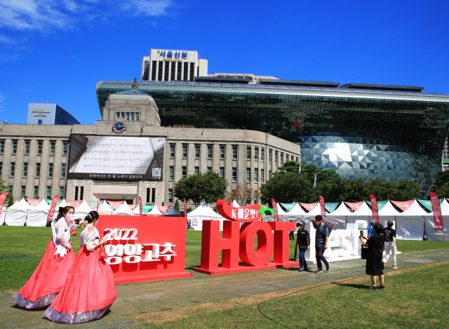 서울시청 광장 앞에 설치된 2022 영양고추 핫 페스티벌 조형물 근처에서 서울시민 등 방문객들이 사진 촬영을 하고 있다.