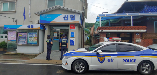 예천경찰서 호명지구대 경찰들이 관내 금융기관을 순찰하고 있다. 예천경찰서 제공
