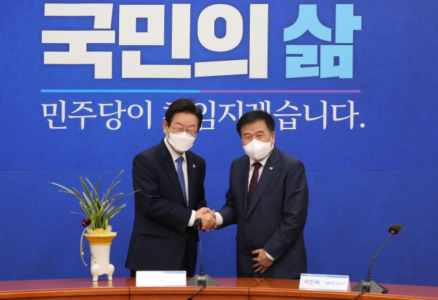 더불어민주당 이재명 신임 당대표가 30일 오전 서울 여의도 국회 대표실을 방문한 이진복 대통령실 정무수석과 인사하고 있다. 연합뉴스