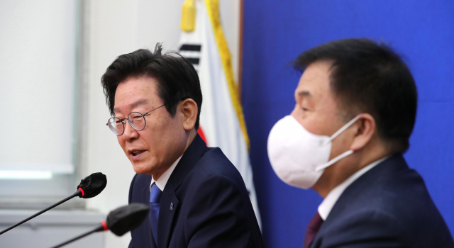 더불어민주당 이재명 신임 당대표가 30일 오전 서울 여의도 국회 대표실을 방문한 이진복 대통령실 정무수석을 접견하고 있다. 연합뉴스