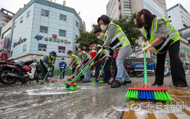 추석 앞두고 30일 대구 중구 동성로에서 중구청 관계자들과 중구새마을회,바르게살기운동중구협의회,자유총연맹중구지회 등 회원들이 추석맞이 합동 대청소를 하고 있다. 안성완 기자 asw0727@imaeil.com