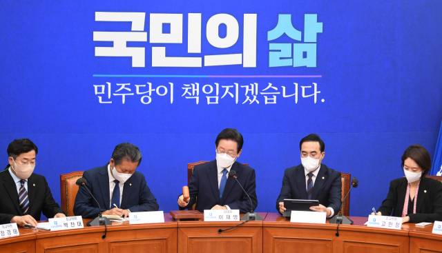 더불어민주당 이재명 신임 대표가 29일 국회에서 열린 최고위원회의에서 의사봉을 두드리고 있다. 연합뉴스