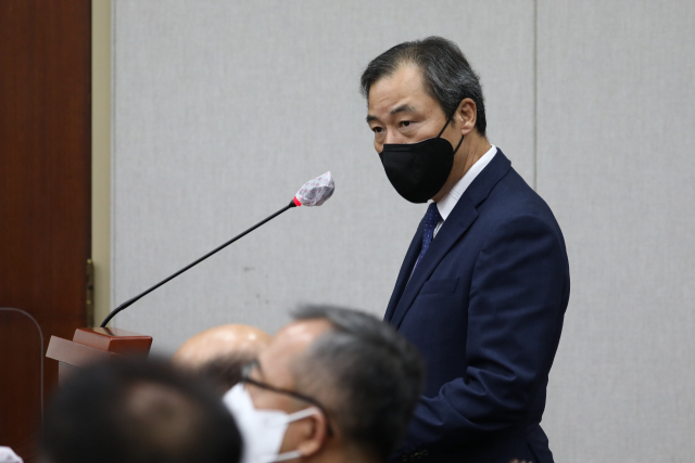 윤재순 대통령비서실 총무비서관이 30일 오전 국회에서 열린 운영위원회 전체회의에서 의원 질의에 답변하고 있다. 연합뉴스