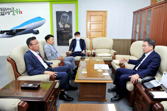 윤영대(왼쪽) 대구시 군사시설이전단장과 김진열(오른쪽) 경북 군위군수가 대구시 군 부대 이전과 관련 의견을 교환하고 있다. 군위군 제공