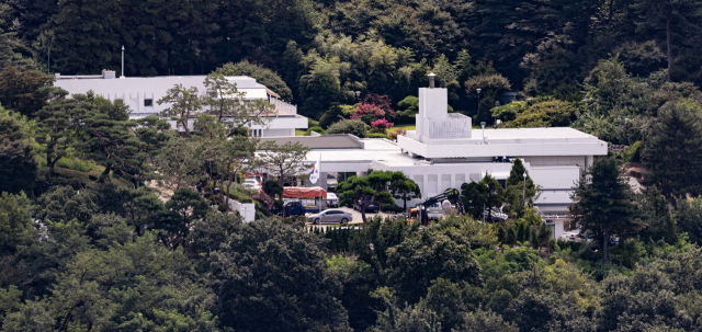 지난 24일 오전 서울 남산에서 바라본 서울 용산구 한남동 대통령 새 관저가 막바지 입주 준비로 분주한 모습이다. 윤석열 대통령 내외는 이달 말 즈음 관저의 리모델링이 완료되면 입주할 예정이다. 연합뉴스