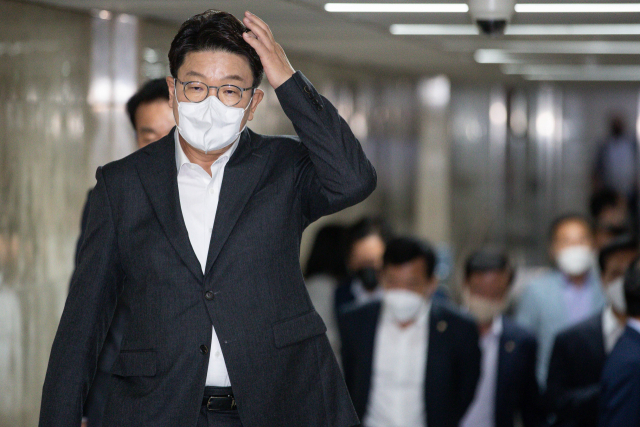 국민의힘 권성동 원내대표가 30일 서울 여의도 국회에서 열린 의원총회가 정회되자 밖으로 나오고 있다. 연합뉴스