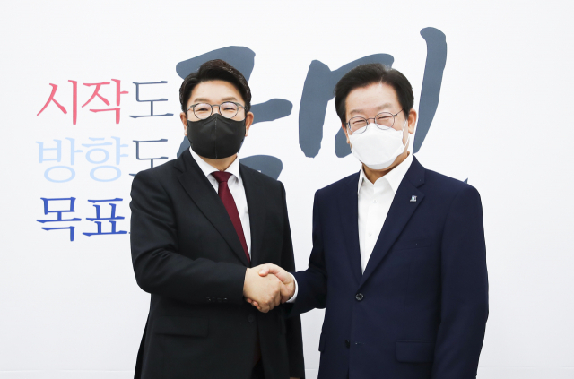 더불어민주당 이재명 대표가 31일 오전 국회에서 국민의힘 권성동 원내대표와 면담 전 악수하고 있다. 연합뉴스