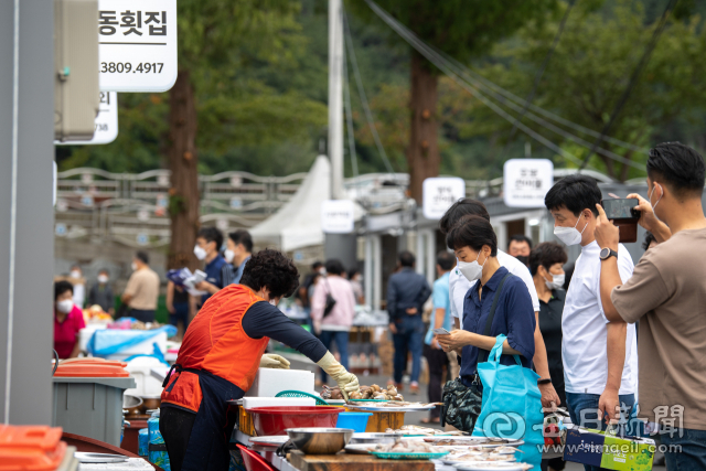 9월 2일부터 8일까지 지난해 화재 피해를 겪은 영덕군 영덕시장에서 추석 수산물 장보기 특별 행사가 진행된다. 사진은 지난해 추석 장보기 모습. 영덕군 제공
