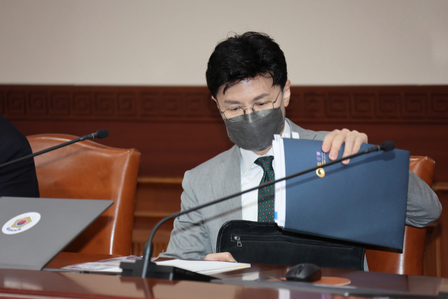 한동훈 법무부 장관이 30일 정부서울청사에서 세종청사와 영상으로 연결해 열린 국무회의에 참석하고 있다. 연합뉴스