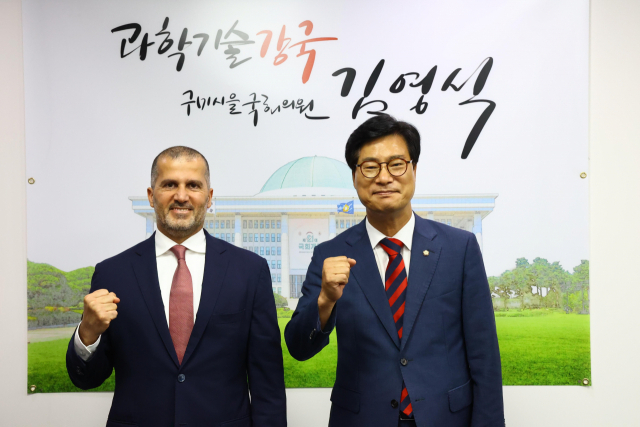 김영식(경북 구미을) 국민의힘 의원이 30일 UAE 원자력공사 모하메드 알 하마디 사장과 만나 기념촬영을 하고 있다. 김영식 의원실 제공