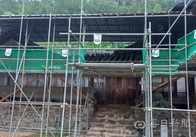 부실 논란이 일고 있는 국가민속문화재 제24호인 영천시 임고면 매산고택 및 산수정 보수 공사 현장. 강선일 기자