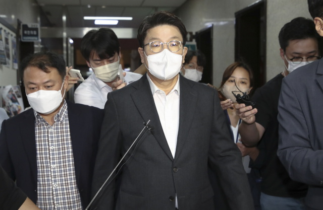 국민의힘 권성동 원내대표가 30일 국회에서 열린 의원총회를 마친 뒤 원내대표실로 향하고 있다. 연합뉴스