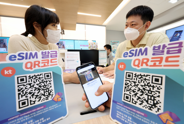 1일부터 국내 스마트폰 e심(eSIM) 사용이 가능해진 가운데 지난 31일 서울 종로구 KT플라자 광화문역점에서 시민이 KT의 e심 활용 요금제인 