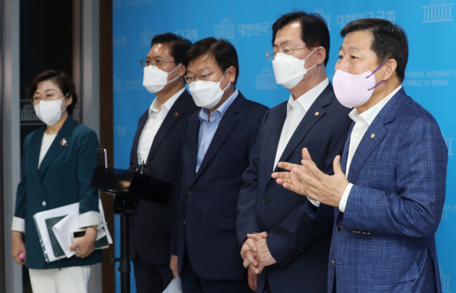 국민의힘 이철규 의원 등 재선의원들이 30일 오후 국회 소통관에서 당내 상황을 조기에 수습하기 위해 조속히 새 비대위 체제로 전환해야 한다는 성명을 발표한 뒤 취재진의 질문에 답하고 있다. 오른쪽부터 이철규, 이만희, 정점식, 송석준, 김정재 의원. 연합뉴스