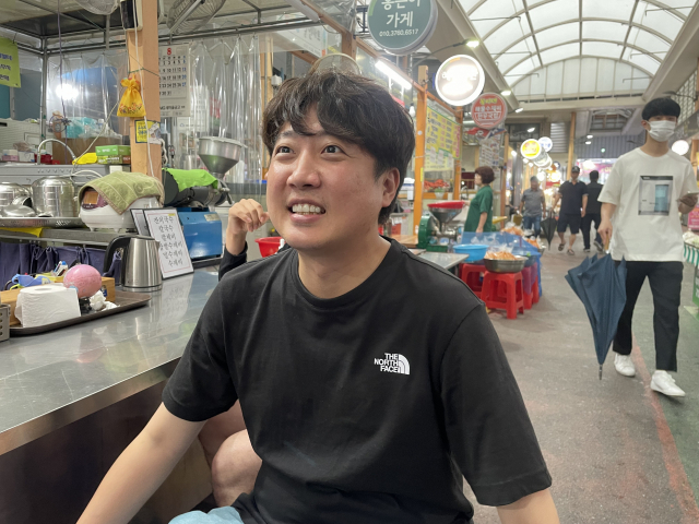 국민의힘 이준석 전 대표가 30일 오후 대구 동구 방촌시장을 찾아 시민들과 인사하고 있다. 연합뉴스