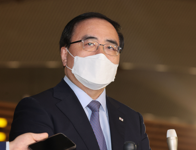 김성한 국가안보실장이 하와이 미 인도·태평양사령부에서 열리는 한미일 안보실장 회의에 참석하기 위해 31일 오후 인천국제공항 제2터미널에서 출국하며 취재진 질문에 답하고 있다. 연합뉴스