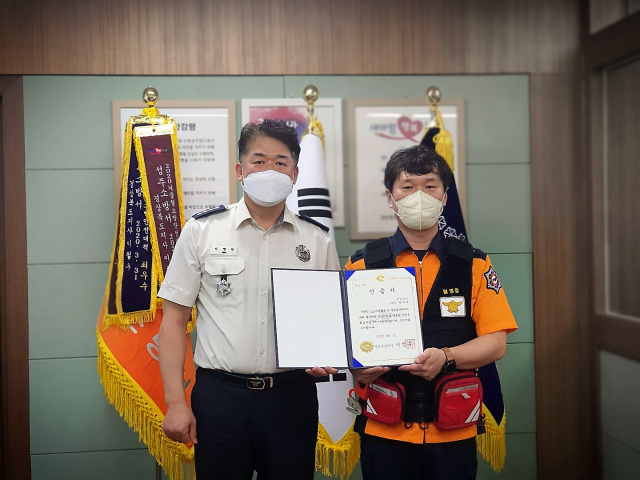 트라우마 세이버로 선정된 경북 성주소방서 선남119안전센터 박지호(사진 오른쪽) 소방장. 성주소방서 제공