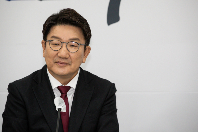 국민의힘 권성동 원내대표가 31일 오전 국회 원내대표실을 찾은 더불어민주당 이재명 대표와의 면담 전 이 대표의 인사말을 경청하고 있다. 연합뉴스